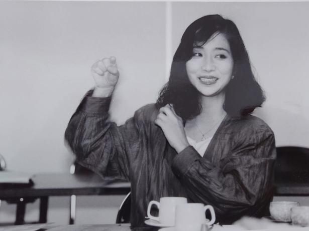 【写真を見る】日本初のハラスメント裁判を起こした当時の晴野まゆみ [c]2026「ファーストボイス」製作委員会