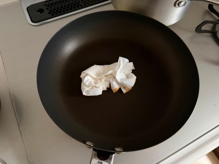 フライパンに残ったケチャップをふき取る