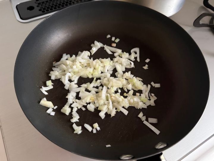 フライパンで玉ねぎを炒める