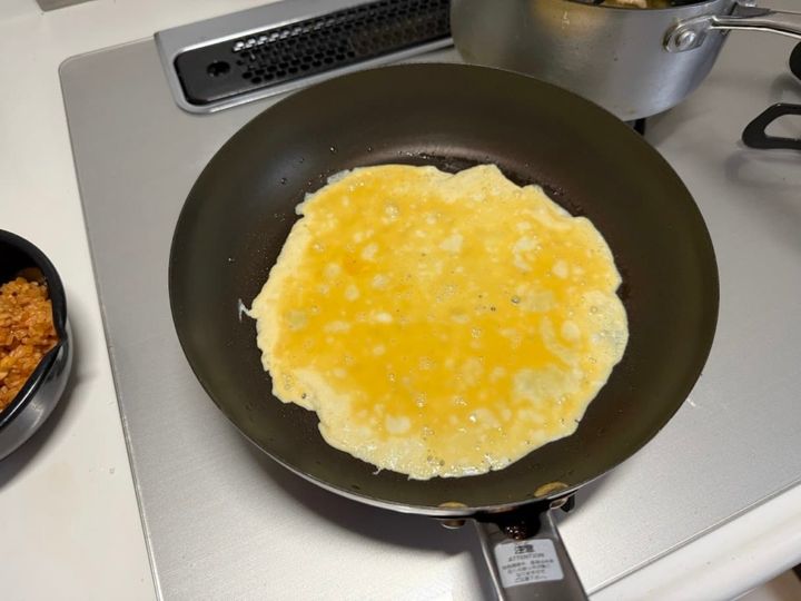 フライパンで薄焼き卵を作る