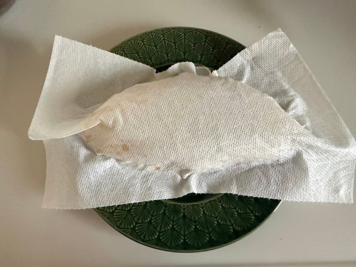 キッチンペーパーを使ってオムライスの形を整える