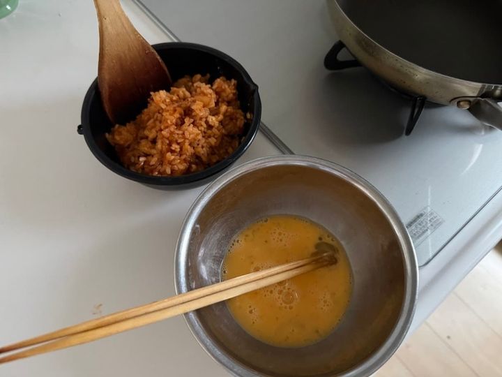 ボウルに卵を割り入れる