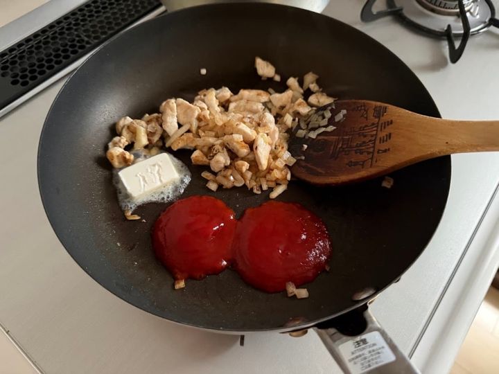 ケチャップとバターを加えて加熱する