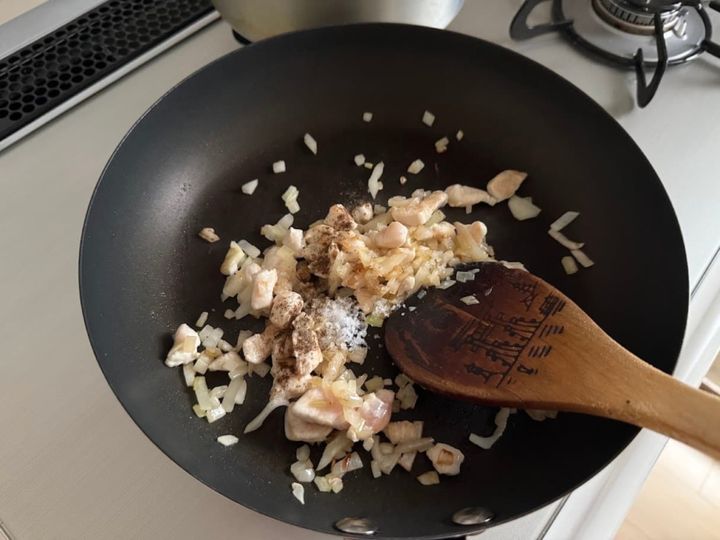 鶏肉に塩とこしょうで味付けする