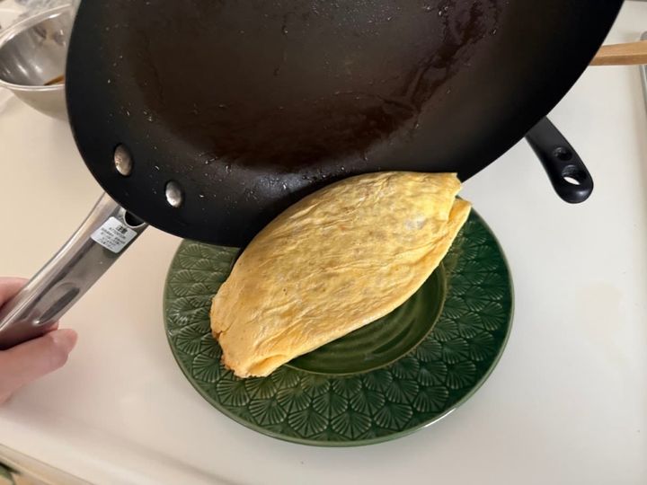 オムライスを半回転させながら皿に移す