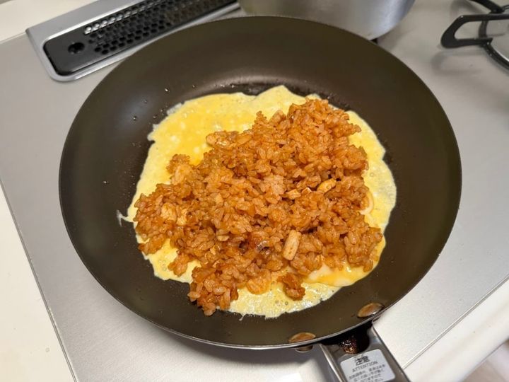 薄焼き卵の上にケチャップライスをのせる