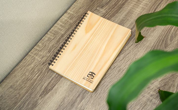 カバーにスギ材を使った購入特典の樹のリングノート