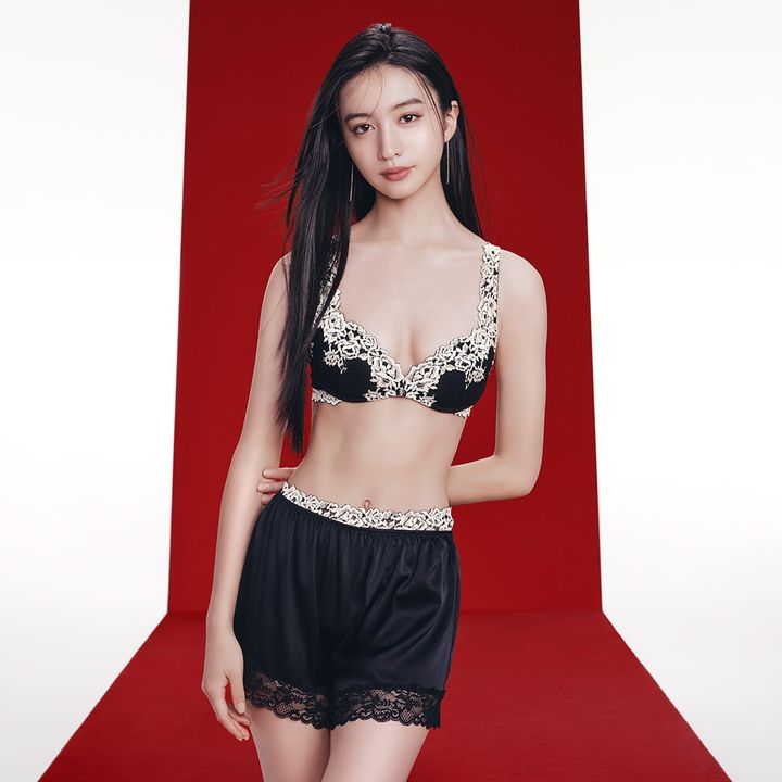 2026/10/Intimissimi_PrettyFlowers_Koki_LOOK1_1080x1080.jpg