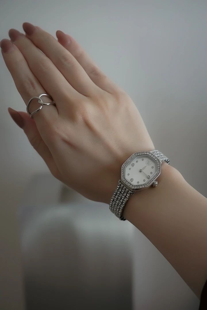 【スワロフスキー】ダイヤ級のきらめきに一目惚れ！プチプラ服も一瞬で高見えする腕時計_3