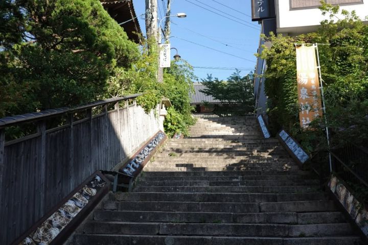 温泉寺に続く階段
