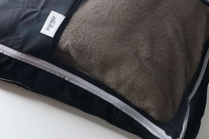 圧縮バッグのメッシュ部分のアップ。メッシュ越しに中に収納された衣類がうっすらと見える。