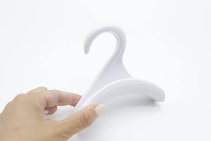 白いバッグハンガーを右手で持っている様子