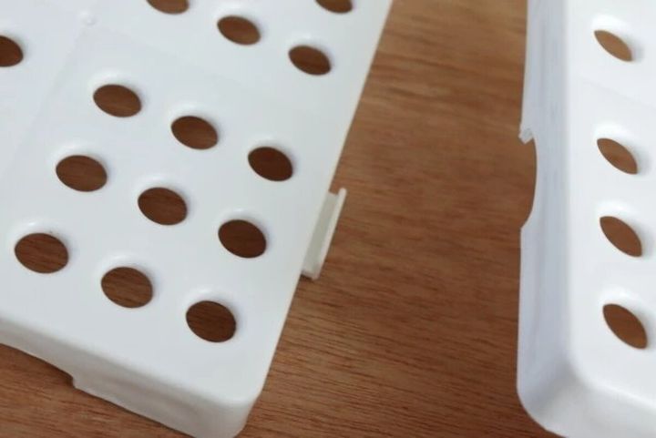 白いジョイント収納すのこ2枚の連結部分をクローズアップした様子