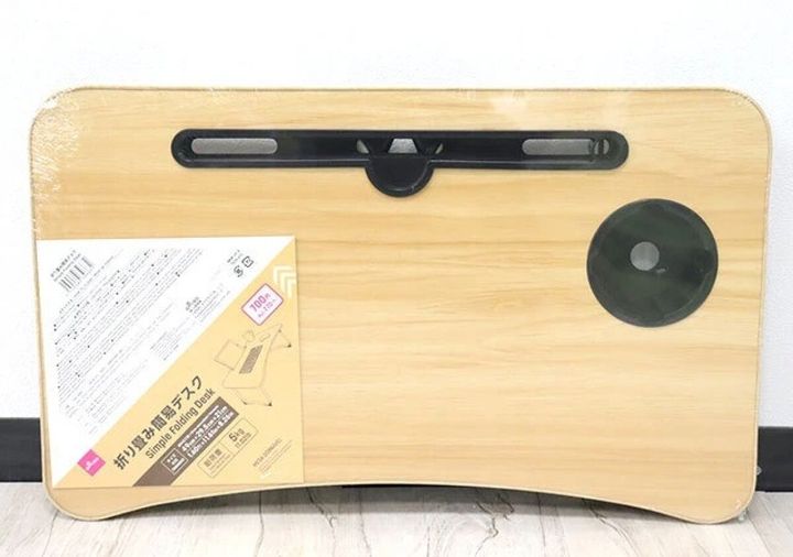 ダイソーの折り畳み簡易デスクのパッケージ。木目調の天板にドリンクホルダーとタブレットスリットが見える。