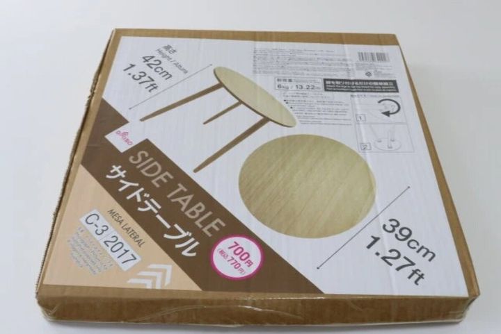 ダイソーのサイドテーブルのパッケージ。商品写真とサイズ、価格（770円）が表記されている。