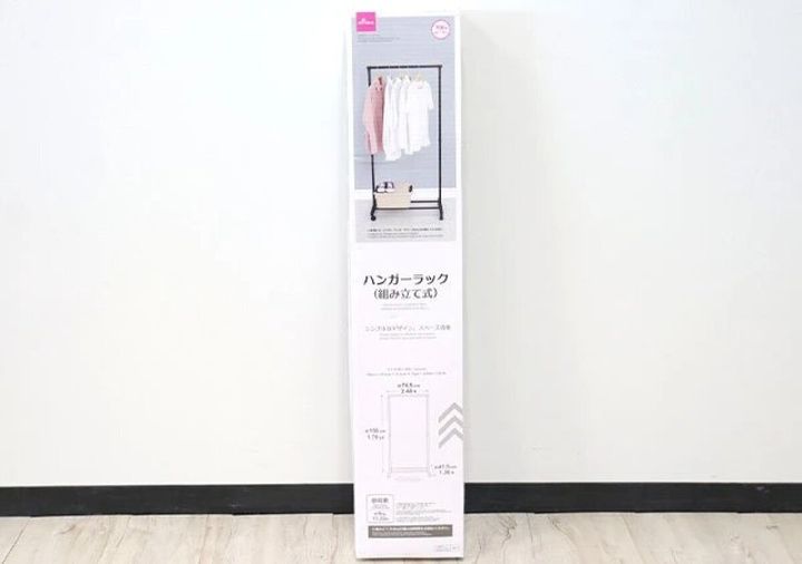 ダイソーのハンガーラック（組み立て式）のパッケージ。商品写真とサイズ表記が見える。
