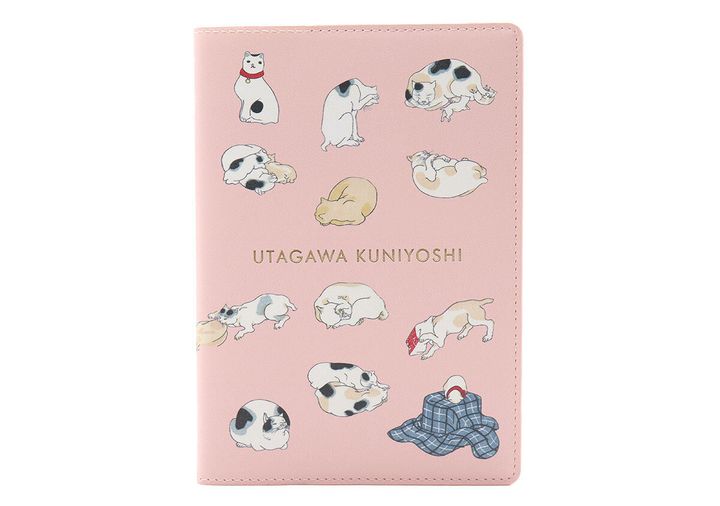 ピンクのレザー調カバーのスケジュール帳の全体像。歌川国芳の猫のイラストが多数描かれている。