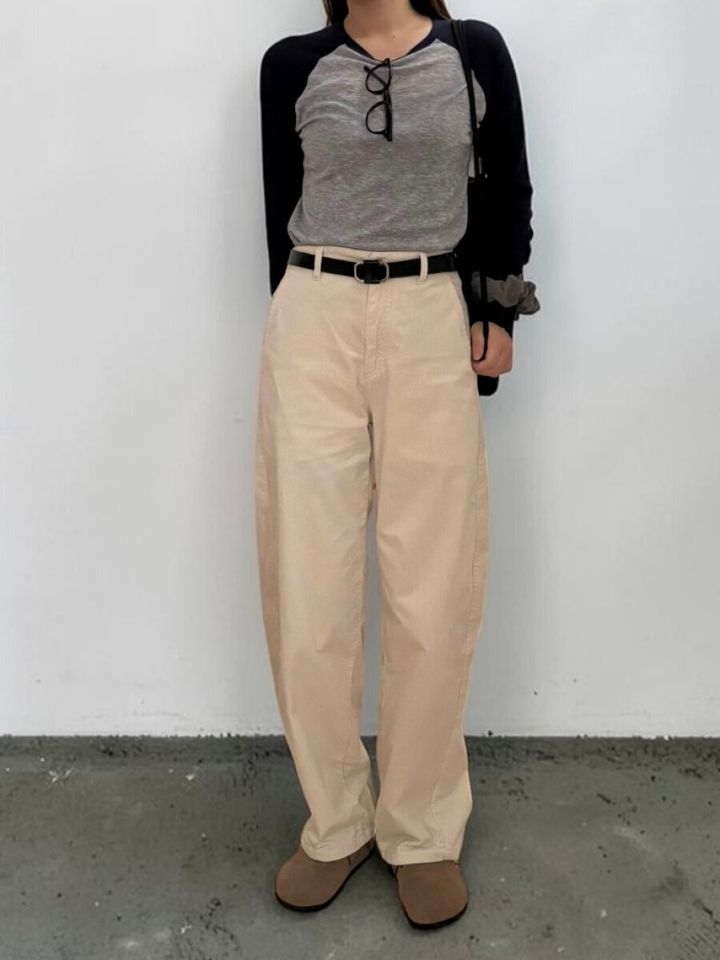 ベージュのバレルパンツにラグランTシャツを合わせたカジュアルな女性の全身コーデ