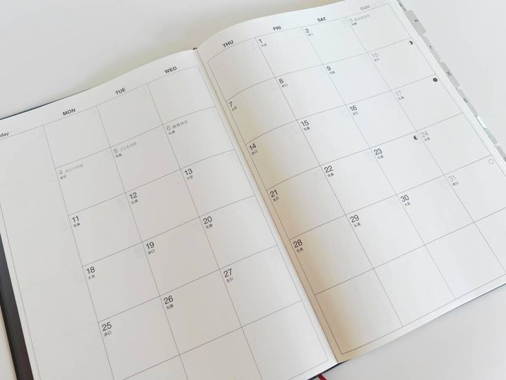 5月のカレンダーページが開かれた手帳が写っている