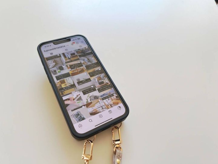 スマートフォンにInstagramの投稿一覧が表示されている