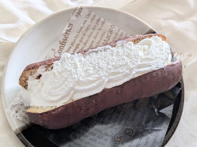 ホイップクリームがたっぷり絞られたダブルクリームエクレア