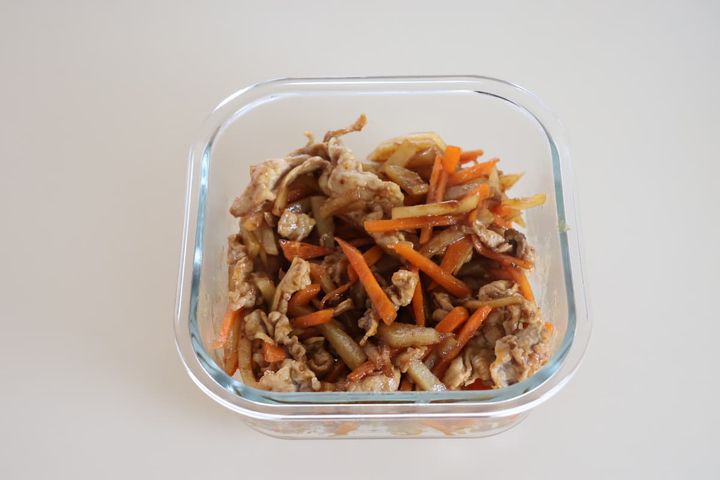 保存容器に入れた和風カレー炒め