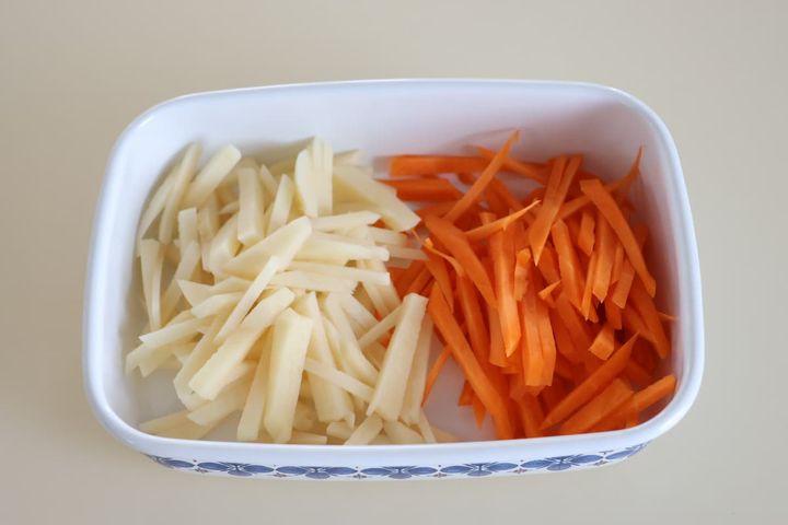 細く切ったじゃがいもとにんじん