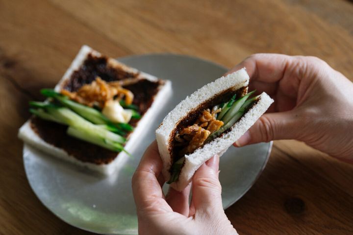 鶏皮の北京ダック風サンド