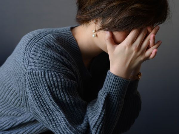 明るい蛍光灯に照らし出された「老いた自分の現実」