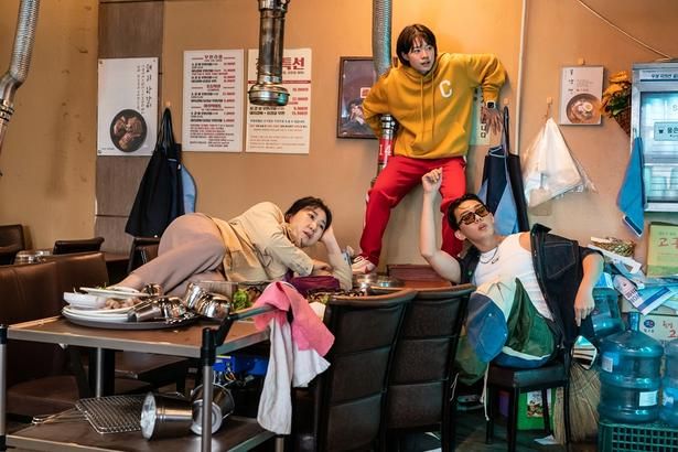 「ハイファイブ」メンバー同士の丁々発止の掛け合いが楽しい！ [c]2025 NEXT ENTERTAINMENT WORLD & ANNAPURNA FILMS. All Rights Reserved. 