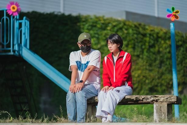 【写真を見る】ワンソ役のイ・ジェインにかわいく演出するカン・ヒョンチョル監督 [c]2025 NEXT ENTERTAINMENT WORLD & ANNAPURNA FILMS. All Rights Reserved. 