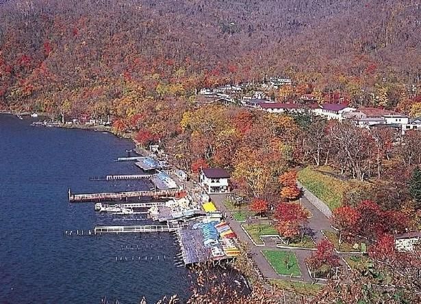 湖の周りを紅葉が囲む/支笏湖の紅葉 画像提供：千歳観光連盟