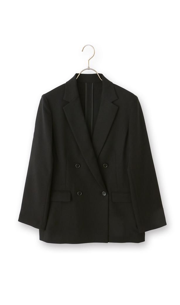  「4ボタンダブルジャケット」(8690円)。縦に並ぶボタン配置がすっきりとした印象をつくる