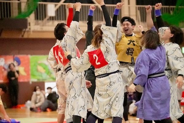 7年ぶりに「全日本まくら投げ大会」大阪予選会を開催！浴衣を着て畳の上で熱戦を展開