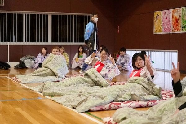 7年ぶりに「全日本まくら投げ大会」大阪予選会を開催！浴衣を着て畳の上で熱戦を展開