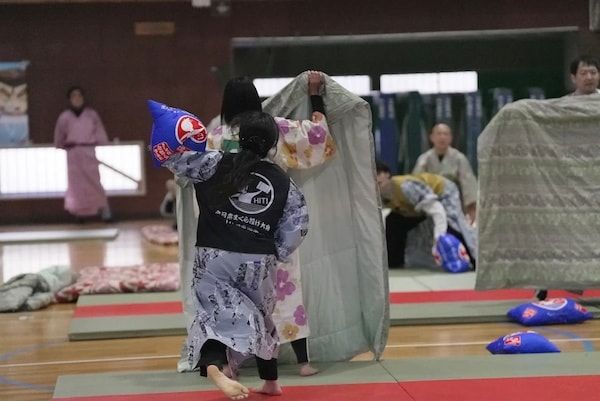 7年ぶりに「全日本まくら投げ大会」大阪予選会を開催！浴衣を着て畳の上で熱戦を展開