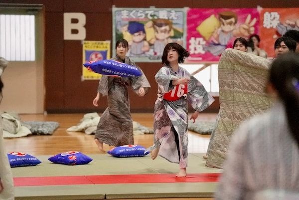 7年ぶりに「全日本まくら投げ大会」大阪予選会を開催！浴衣を着て畳の上で熱戦を展開