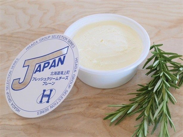 搾りたてのミルクで作る「JAPANフレッシュクリームチーズプレーン 150グラム」(1個1181円)