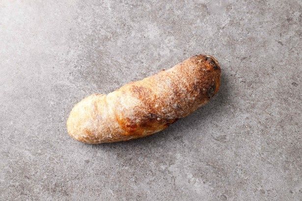 カプレーゼ仕立てでワインにも合う「高加水リュスティック カプレーゼ」(1個486円)