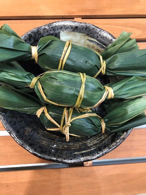 大粒のお団子や笹団子が並ぶ＜まつむら商店＞の和菓子