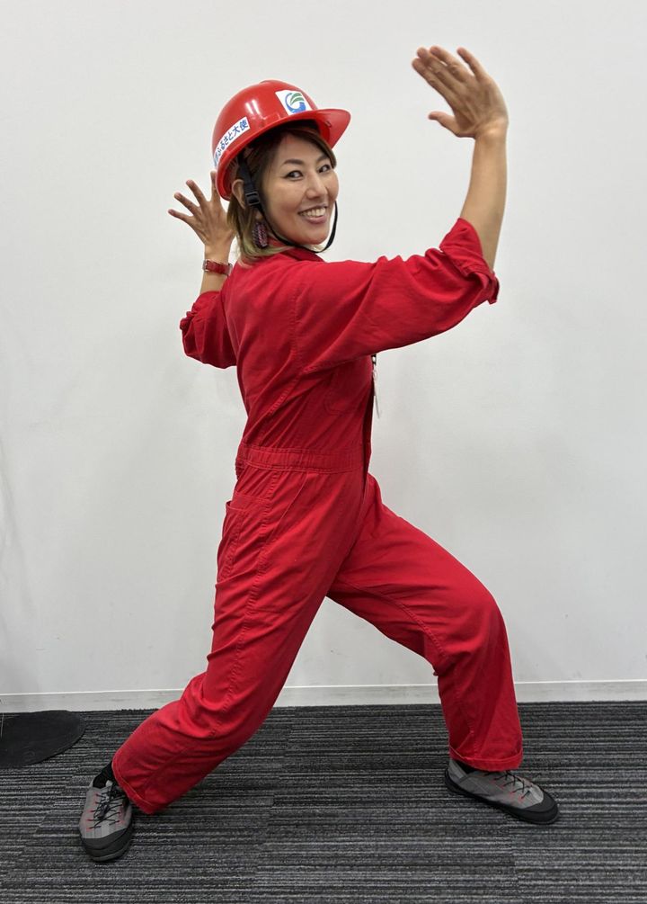 「ケロロワット体操」の普及に努める赤プルさん。