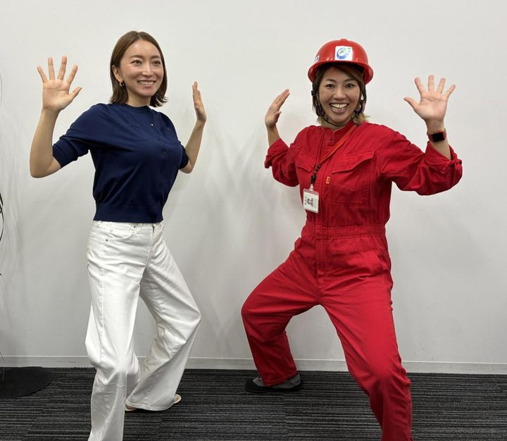 2人で「ケロロワット体操」。綾菜「楽しい〜。旦那にも教えてあげます」。
