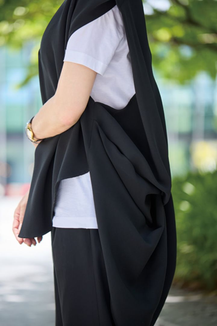 「夏服を全部かえなくてもひとつアイテムを足すだけでOKな、初秋のレイヤードスタイル。秋なのでモノトーンでシックに」 