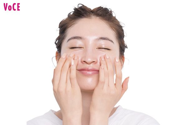 2. “わっしょい塗り”で頰をふっくら