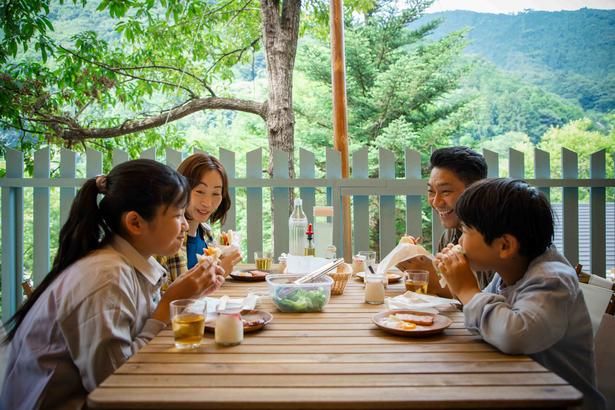 自然を感じながら家族で食事。みんなで囲むご飯はおいしい！