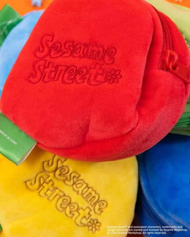 背面には「Sesame Street」のロゴ刺しゅう入り。裏返してもかわいい