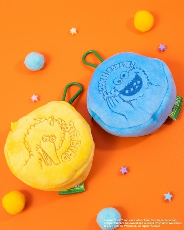ビッグバード(イエロー)とクッキーモンスター(ブルー)。キャラクターの表情がしっかり刺しゅうで再現されている
