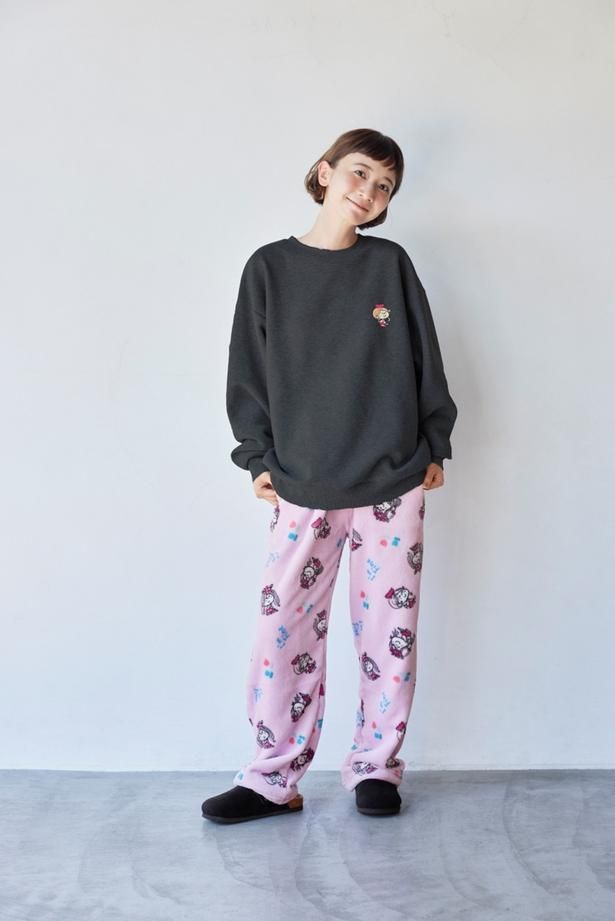 「プルオーバー×エコバッグ」(2189円)と「フリースパンツ」(1639円)を組み合わせたおうちコーデ