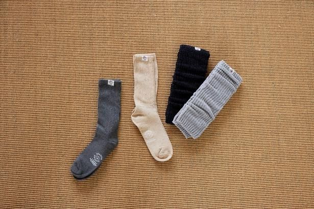 「クルーソックス」(429円)と「40cm丈レッグウォーマー」(539円)で足元にワンポイント