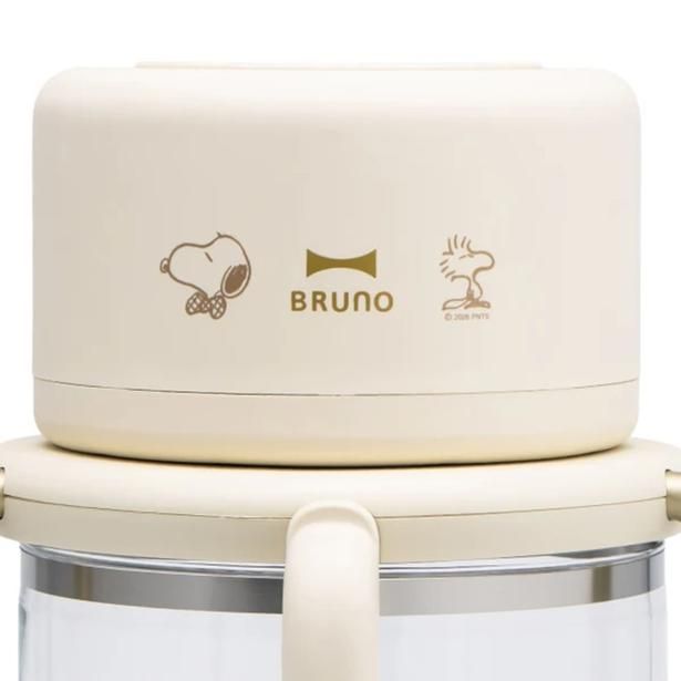 蝶ネクタイ姿のスヌーピーとウッドストックが背中合わせに。間にはBRUNOのロゴ